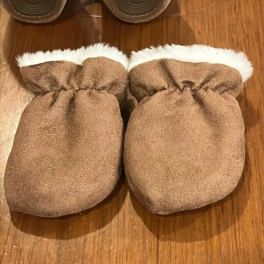 Weebok by Reebok Mini Snowflake Baby Infant Booties Boots and Mitts set Size 0